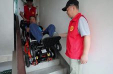 广西柳州：爬楼神器助力残疾人圆“出行梦”
