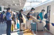 中国铁路南宁局集团推出“学生车厢”、开行学生返校专列