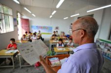 广西柳州教师何炳生：从20岁到60岁，他用爱坚守村校近40载