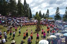 广西柳州：烧鱼跳舞庆丰收 深山苗寨齐欢腾