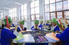 贺州市民族学校面向“土瑶”学生开设了瑶族刺绣、瑶族民歌、瑶族长鼓舞等特色课程