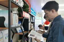 广西外国专家书屋3000册书籍正式向在桂外国专家、其他国际友人等阅读爱好者开放