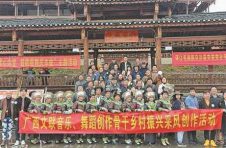 广西50名文艺工作者深入田间地头觅原生态山歌灵感