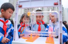 广西柳州鱼峰区各中小学开展校园科技节让学生们过足“科学瘾”