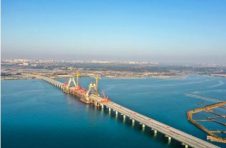 广西北海西村港跨海大桥顺利合龙，预计明年10月将通车