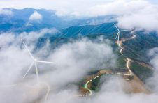 广西梧州供电局服务风电企业 助力新能源发展