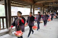广西三江：多彩婚俗展风情
