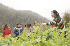 广西桂林80后乡村女教师石夏月：带着母亲和儿子去大山深处任教