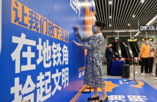 广西南宁打造“书香地铁” 市民“一屏览万卷”