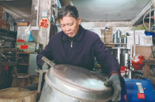 坚守行将消失的手艺 李森熙的补锑煲岁月