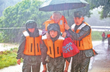 广西多地因持续暴雨发生洪涝 消防救援人员营救转移受困群众