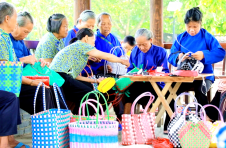 广西凭祥：女子编织队用巧手编织出幸福生活