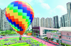 2022年广西航空运动进校园活动启动：乘坐热气球 师生大呼过瘾