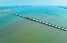 广西：最长跨海大桥完成全桥贯通
