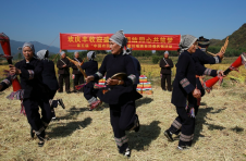 广西富川：长鼓舞跳起来 群众载歌载舞庆丰年