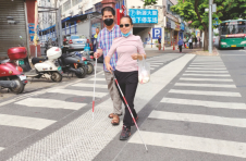 广西首条“智能盲道斑马线”亮相南宁 帮助视障人士安全过街