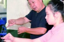 广西梧州：“师带徒”传技艺